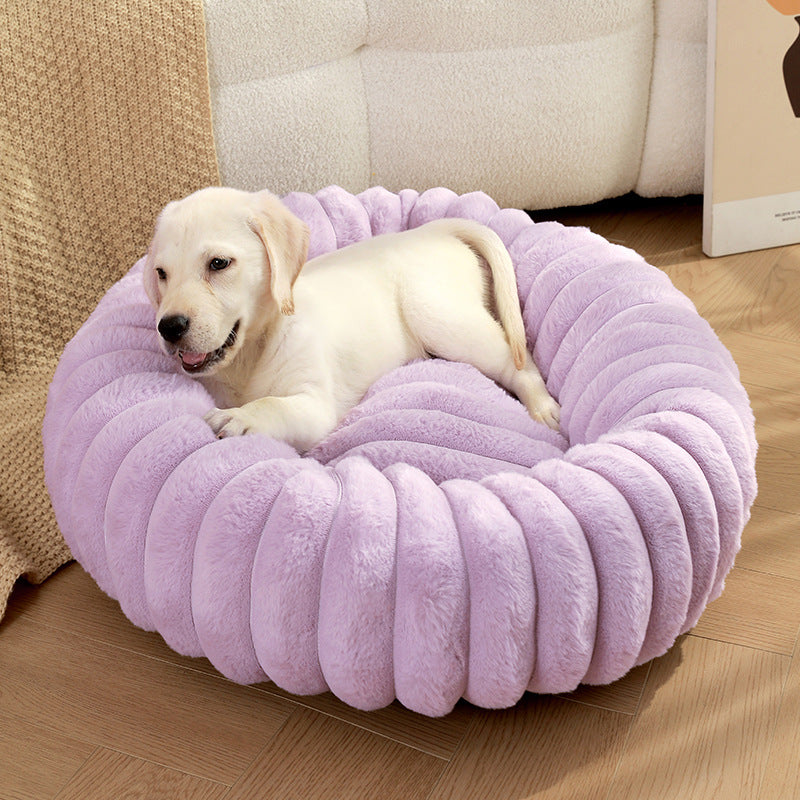Round plush pet bed detail